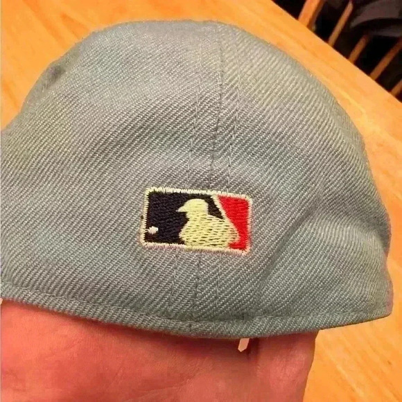 Light blue New York Yankees Cap - Fitted, Size 7 - Picture 3 of 6